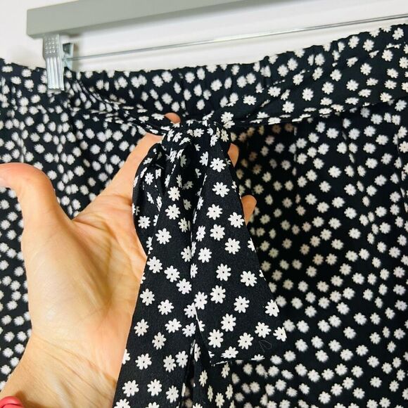 SHEIN Curve Black White Daisy Flower Ruffle Tie Waist Shorts - Picture 2 of 10